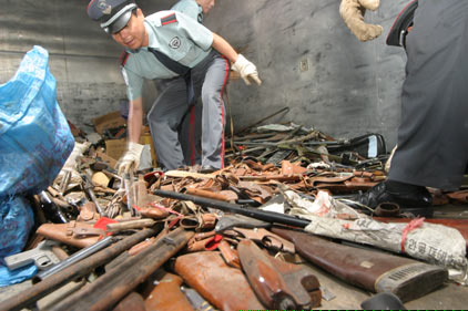  200663գϾԁαЄUρ700֧Ƿ3000ѹƵߣMнy(tng)һNNO(sh)䓼F(ni)Chinese police have launched a crackdown on the deadly trade in illegal guns and explosives. 