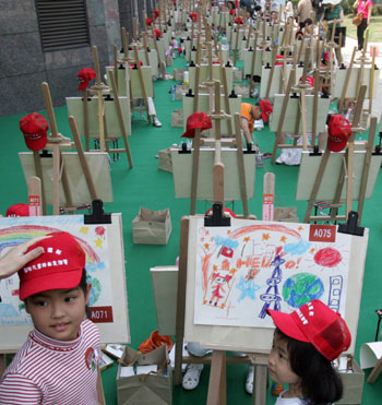 Children take part in painting competition to greet expo