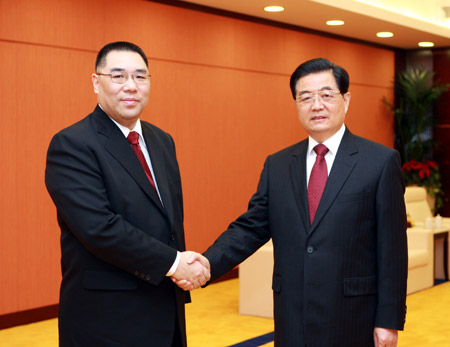 President Hu meets with Macao new chief