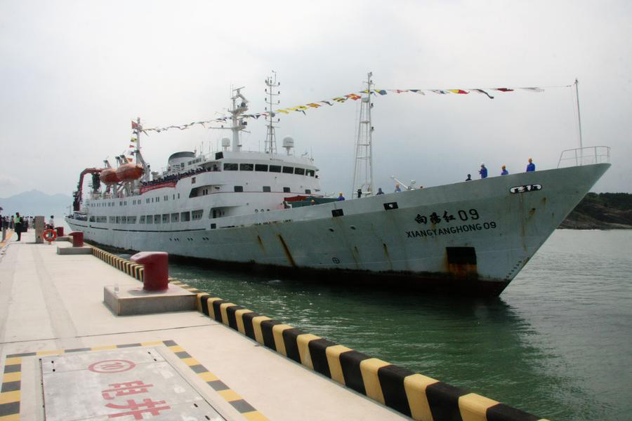 Jiaolong submersible returns with findings from W Pacific