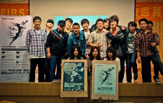 高校學(xué)子“各出奇招” 手寫海報(bào)、戶外放映亮點(diǎn)不斷