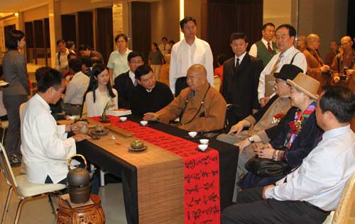 連戰(zhàn)會見“兩岸岳飛廟締結(jié)友好聯(lián)盟”大陸聯(lián)合參訪團(tuán)