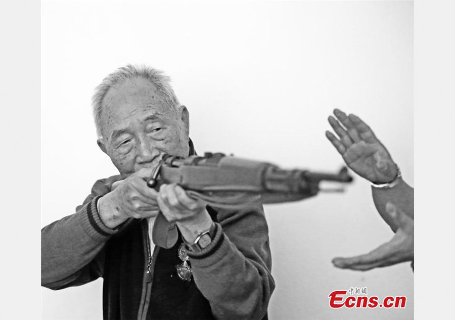 Veterans remember the war days with photographer
