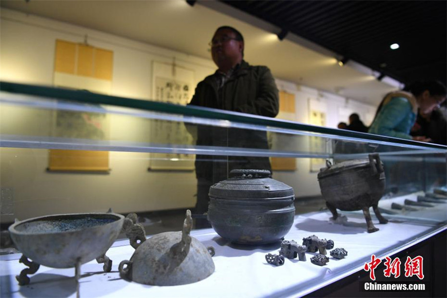 Large cluster of boat-shaped coffin tombs unearthed in Chengdu