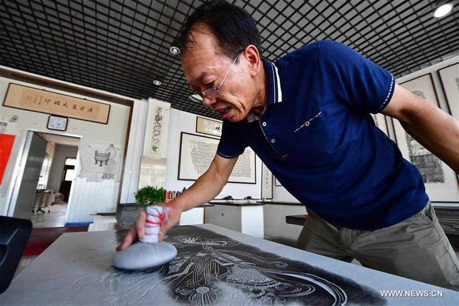 Pic story: Inheritor of rubbing skills in Henan