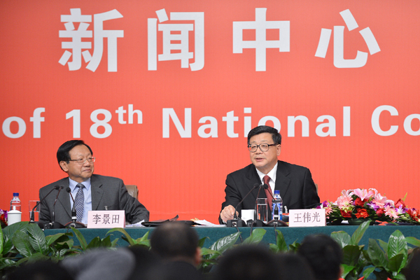 十八大新聞中心舉辦主題為“中國共產黨的理論創新”的集體采訪活動