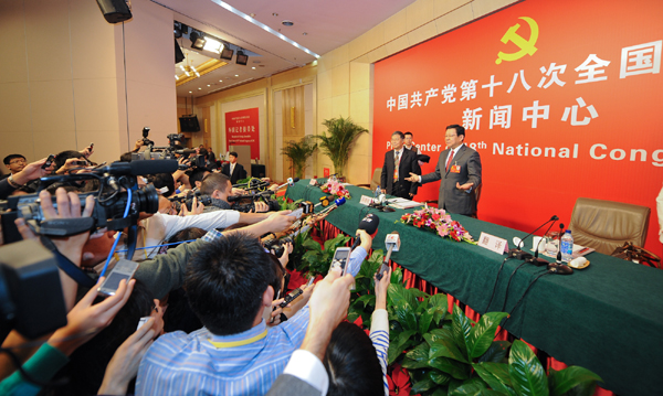 商務(wù)部部長(zhǎng)陳德銘接受媒體集體采訪
