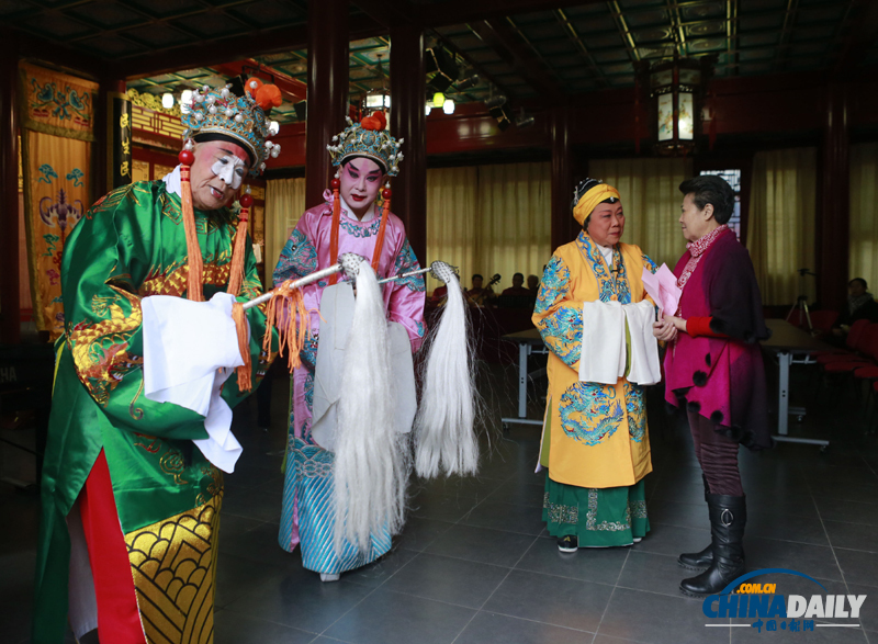 十八大期間中外記者參觀北京西城社區學校 感受百姓業余文化生活