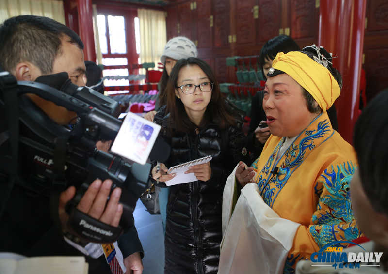 十八大期間中外記者參觀北京西城社區(qū)學(xué)校 感受百姓業(yè)余文化生活