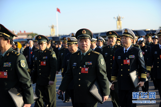 十八大閉幕會：代表們走向人民大會堂(圖)