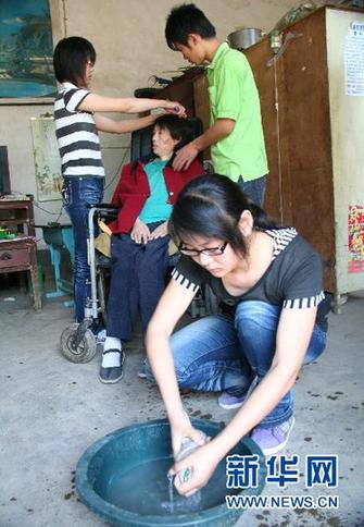山東農(nóng)家貧困姐妹堅強迎高考(組圖)