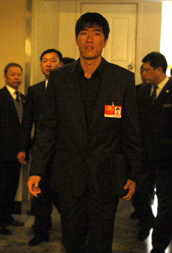 劉翔：第一次參加政協(xié)會(huì)議有點(diǎn)緊張[組圖]