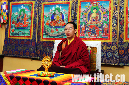 第十一世班禪額爾德尼·確吉杰布慰問災(zāi)區(qū)群眾