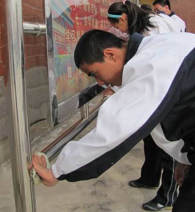 和碩縣一中“學雷鋒”系列活動掀起學雷鋒的熱潮