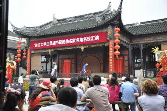 大學生昆曲節(jié)亮相江蘇周莊古戲臺