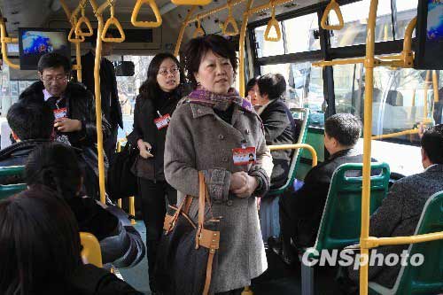 上海政協(xié)委員乘公交車開會