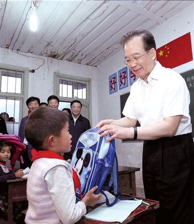 “六一”前夕 總理看望留守兒童過問營養餐