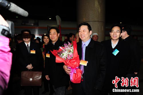 首批參加全國政協(xié)十一屆五次會(huì)議的京外委員抵京