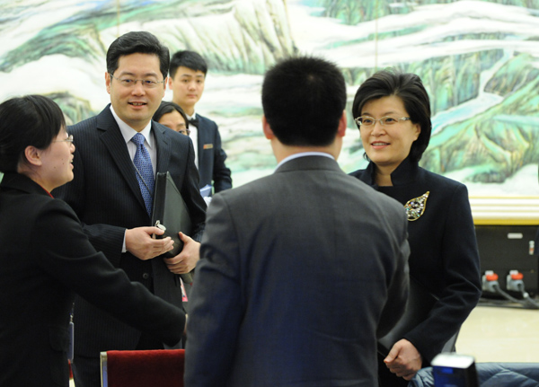 外交部工作人員看望新華網(wǎng)、中國政府網(wǎng)直播工作人員