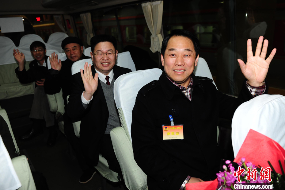 首批參加全國政協十一屆五次會議的京外委員抵京