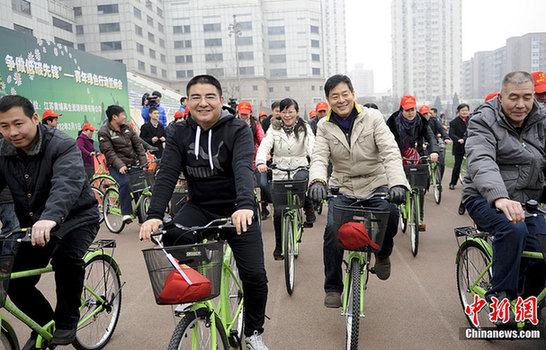濮存昕陳光標倡導(dǎo)自行車出行