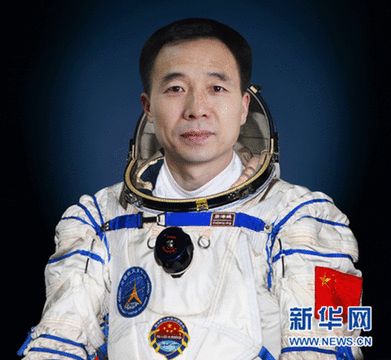 神舟九號(hào)三位航天員標(biāo)準(zhǔn)照及簡(jiǎn)歷