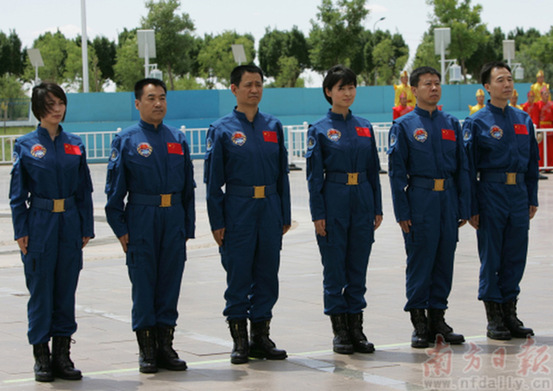 神舟九號(hào)航天員乘組亮相 女航天員引人注目