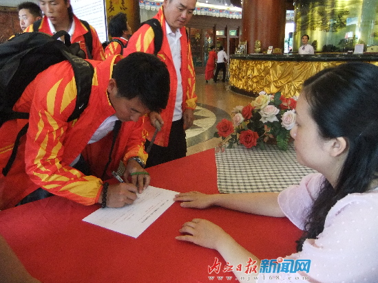 中國(guó)和澳大利亞藝術(shù)滑水隊(duì)2日抵達(dá)內(nèi)江