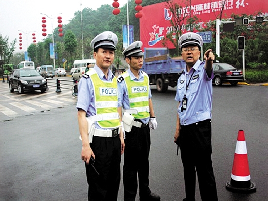 市交警支隊直屬二大隊 ：備戰(zhàn)“滑水賽”交警冒雨演練