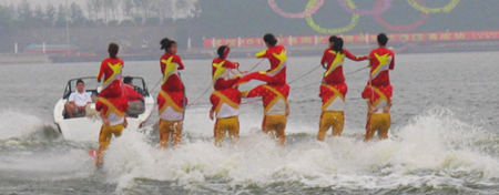中國(guó)運(yùn)動(dòng)員試水沂河