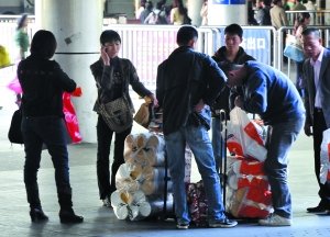 盤點十大網絡謠言 軍車進京、搶鹽風波上榜