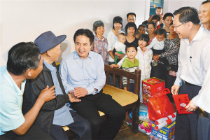 羅保銘在海南臨高革命老區(qū)慰問(wèn)時(shí)與群眾共商“致富經(jīng)”