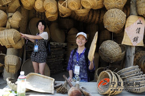網(wǎng)絡(luò)記者鎮(zhèn)北堡“穿梭”中國電影“時空隧道”