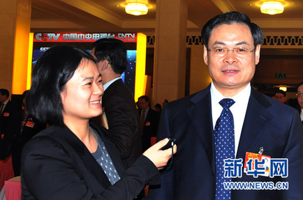 大會(huì)堂里“堵”省長(zhǎng)