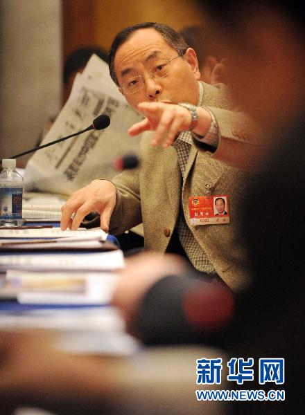 （兩會抓拍）熱議