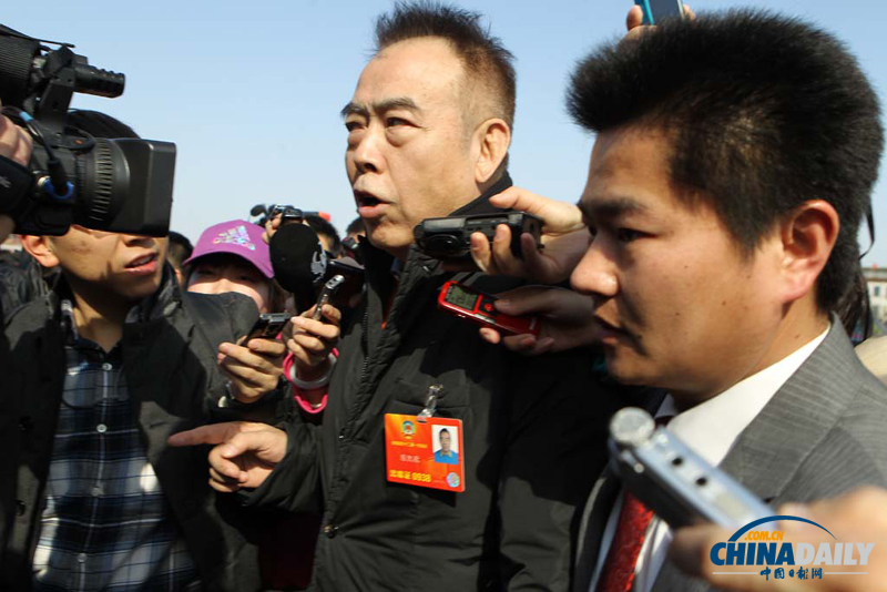 全國政協委員遭遇媒體記者圍堵采訪