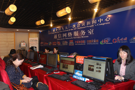 中外記者關注溫總理政府工作報告 兩會新聞中心進入繁忙期