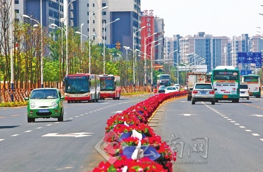 市民文明監(jiān)督團(tuán)與記者“驗(yàn)收”昆明整治道路