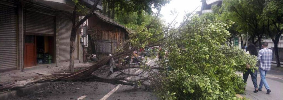 四川雅安地震現(xiàn)場 一片狼籍