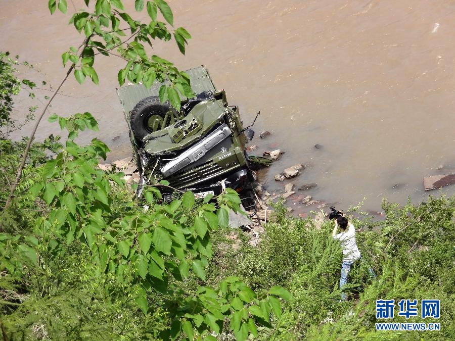 成都軍區一救災車輛赴災區途中墜崖 1人犧牲3人重傷