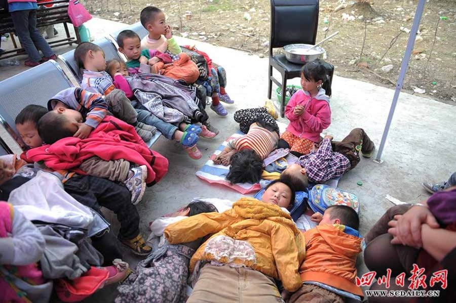 震區(qū)孩子無邪笑容致敬救援團隊