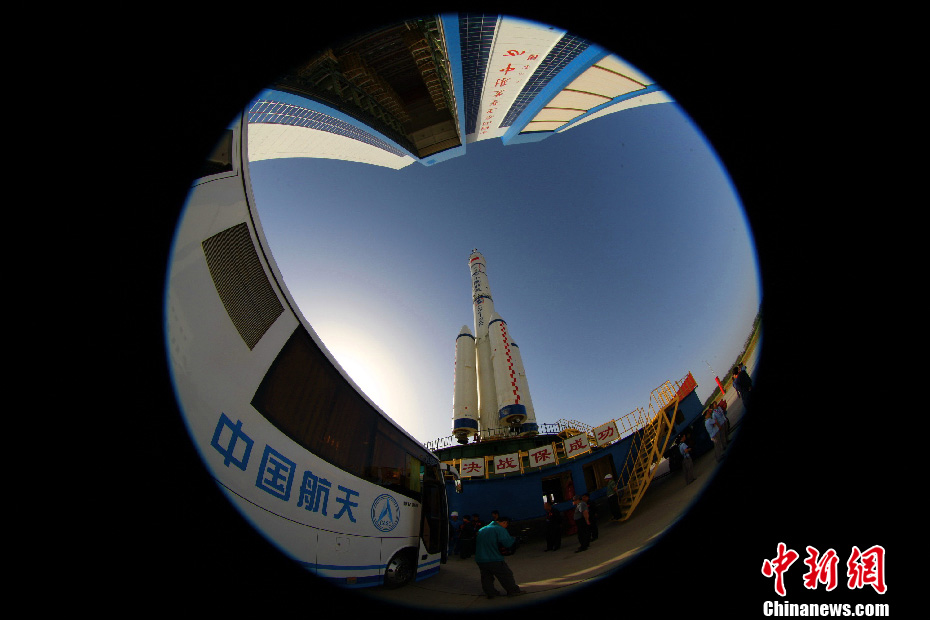 神舟十號飛船轉運至發射區(高清)