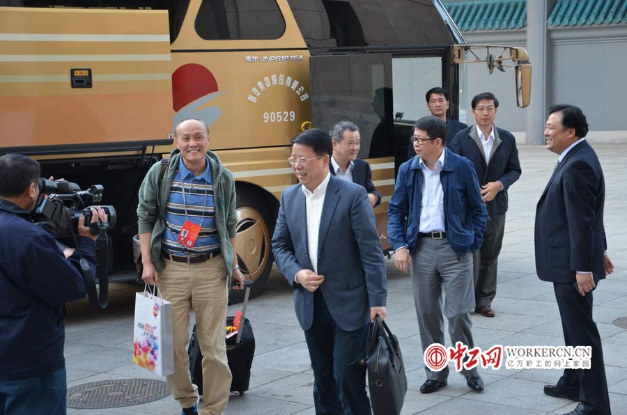 參加中國工會十六大的各代表團代表陸續抵京