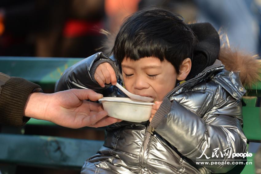 北京雍和宮排百米長(zhǎng)隊(duì)爭(zhēng)喝臘八粥