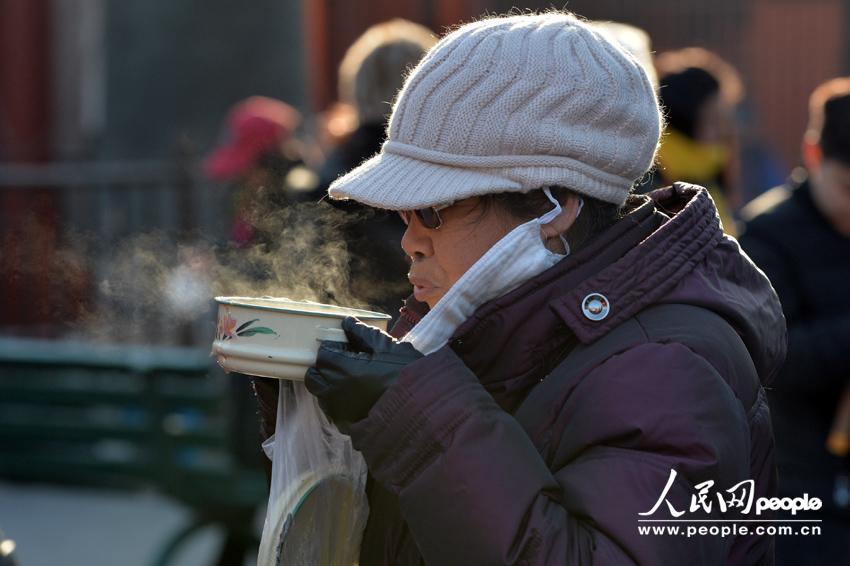 北京雍和宮排百米長隊爭喝臘八粥