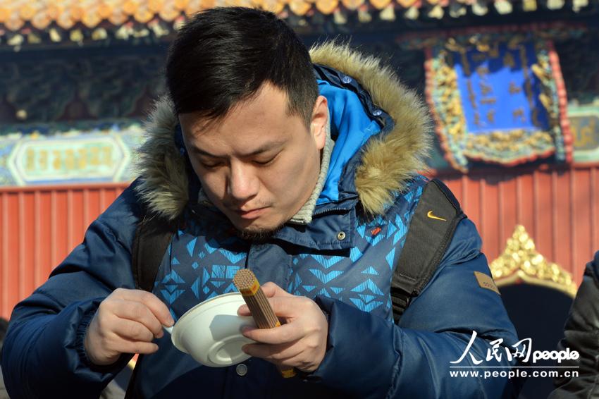 北京雍和宮排百米長隊(duì)爭(zhēng)喝臘八粥