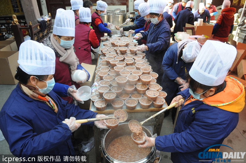 臘八節各地熬制臘八粥供市民免費領取