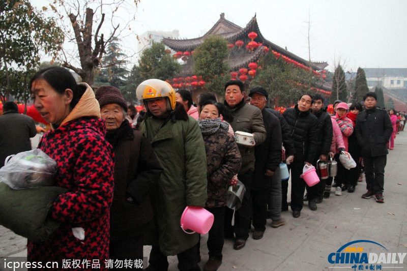 臘八節(jié)各地熬制臘八粥供市民免費領(lǐng)取