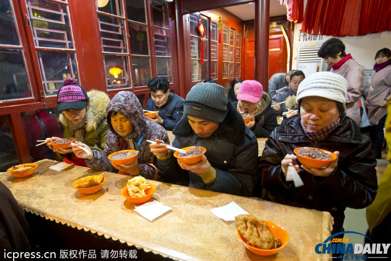 臘八節(jié)各地熬制臘八粥供市民免費(fèi)領(lǐng)取