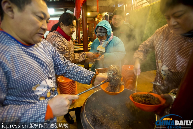 臘八節各地熬制臘八粥供市民免費領取
